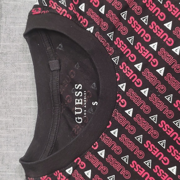 Guess All Over Print Shirt Size Small Red Black Casual Crew Spell Out - Picture 2 of 8